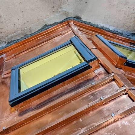Fenêtres sur un toit en cuivre