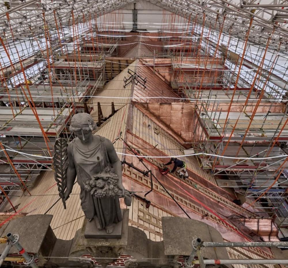 Vue d'une charpente avec une statue au premier plan